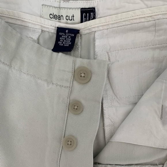 Khaki shorts. Gap. - Picture 4 of 4